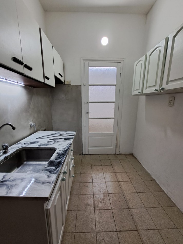 Casa de dos dormitorios con cochera. Dependencias en planta alta.