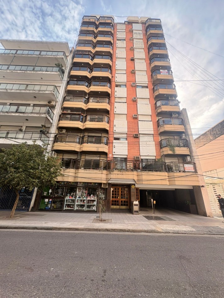Departamento 1 dormitorio con cochera y Baulera