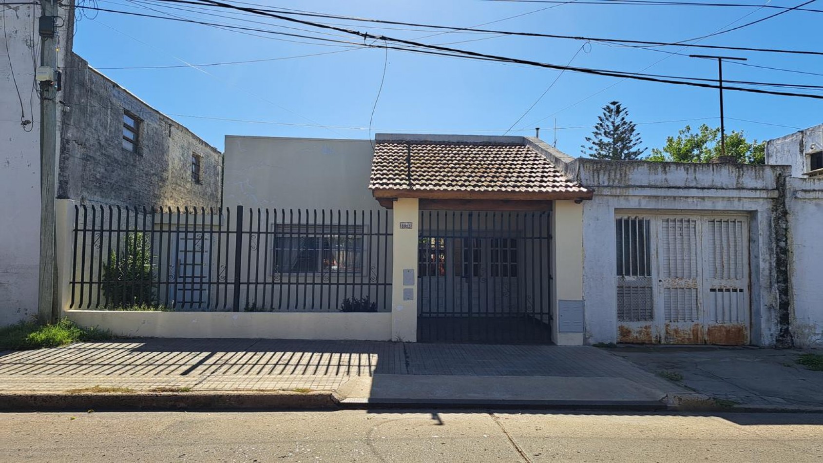 Casa 2 dormitorios con patio y cochera