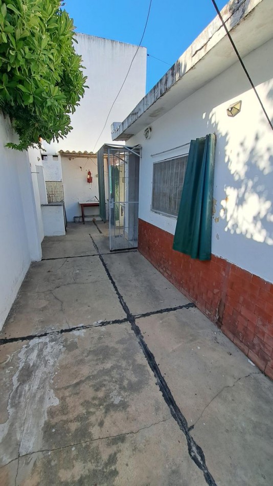 Casa 2 dormitorios con patio y cochera
